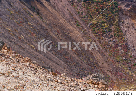 （福島県）吾妻小富士、火口縁から内部を覗き込む 82969178