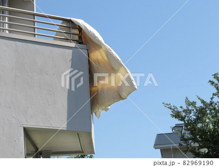 風 布団干し 青空 風 布団干し 青空 82969190