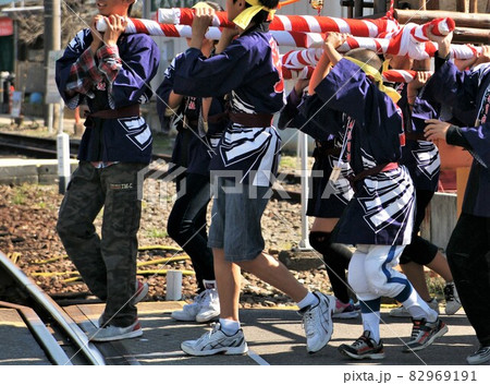 秋祭り　御神輿　若者 82969191