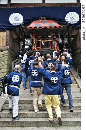 秋祭り 御神輿 男衆 秋祭り 御神輿 男衆 82969197