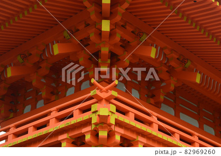 初秋の午前に参拝した京都上賀茂神社の楼門の木組がすばらしい 82969260