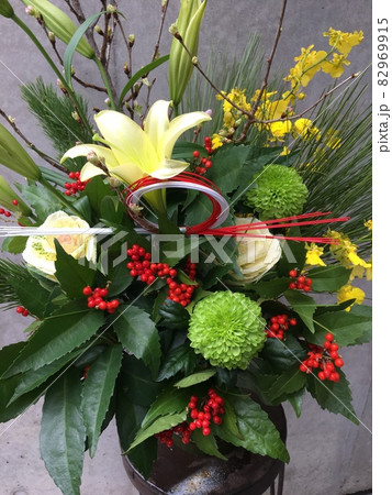 お正月フラワーアレンジメント 82969915