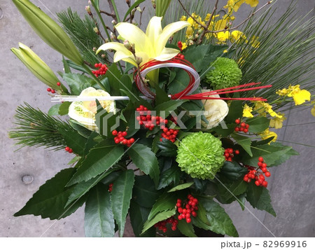 お正月フラワーアレンジメント 82969916
