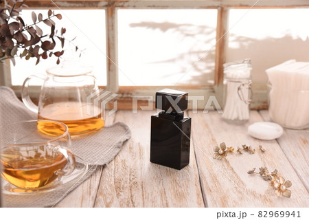 香水瓶がある日常の風景 82969941