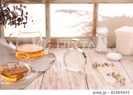 香水瓶がある日常の風景 82969945