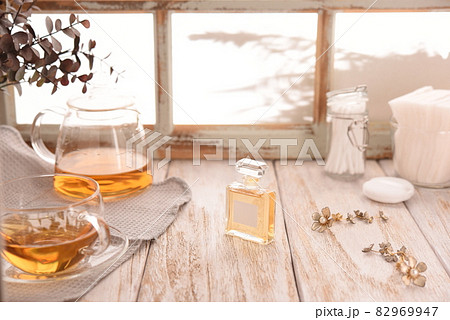 香水瓶がある日常の風景 香水瓶がある日常の風景 82969947