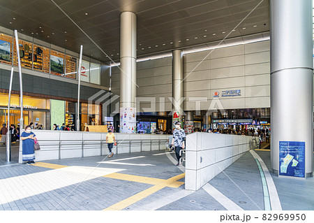 【東京都】買い物客で賑わう二子玉川駅の西口 82969950