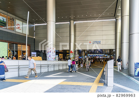 【東京都】買い物客で賑わう二子玉川駅の西口 82969963