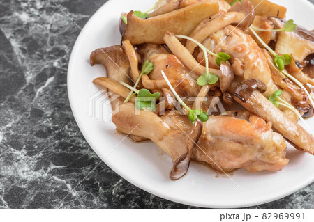 手羽元とキノコのオイスターソース炒め 82969991