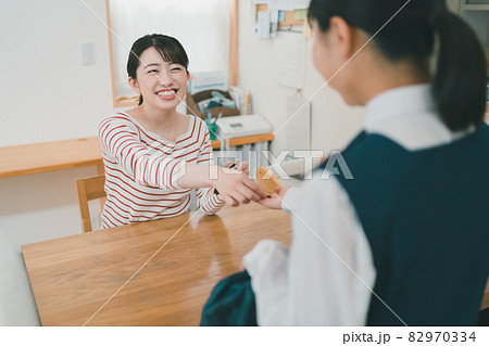 中学生におこづかいを渡すママ 82970334