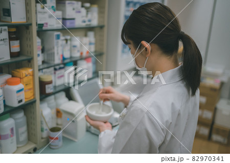 調剤薬局薬剤師 82970341