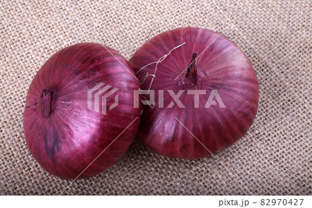 Cipollini onion (Italian pearl onion) on bagging 82970427