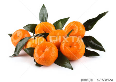 Mandarin oranges with leaves isolated on white 82970428