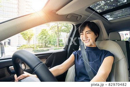 車を運転する女性 車を運転する女性 82970482