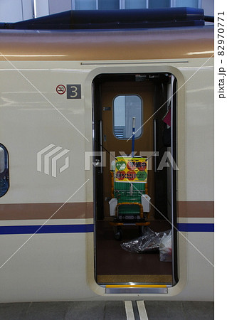 北陸新幹線長野駅での車内清掃風景(あさま号) 北陸新幹線長野駅での車内清掃風景(あさま号) 82970771