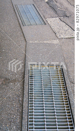 道路に設置されているグレーチングの風景 82971075