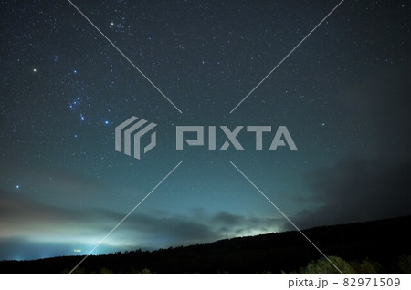 八ヶ岳野辺山高原からの冬の星座と街明かり 82971509