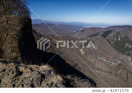 早春の荒船山・艫岩から見る北アルプスと内山峠 早春の荒船山・艫岩から見る北アルプスと内山峠 82971570
