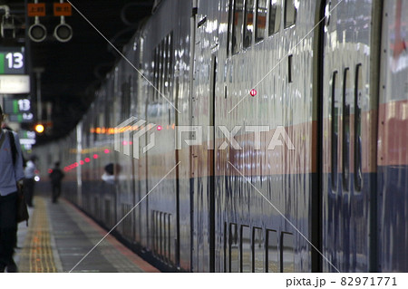 夜の大宮駅に停車中の上越新幹線E4系Max 夜の大宮駅に停車中の上越新幹線E4系Max 82971771