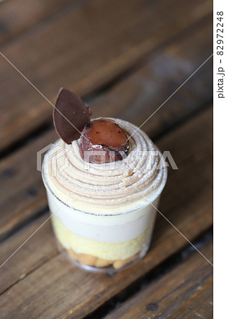 渋皮栗が乗ったマロンカップケーキ 82972248