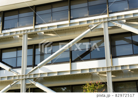 建物に取り付けられた制振装置 建物に取り付けられた制振装置 82972517