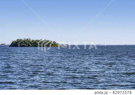 浜名湖遊覧船上、新瀬戸橋付近から望む礫島(つぶてじま)と浜名大橋 82972578