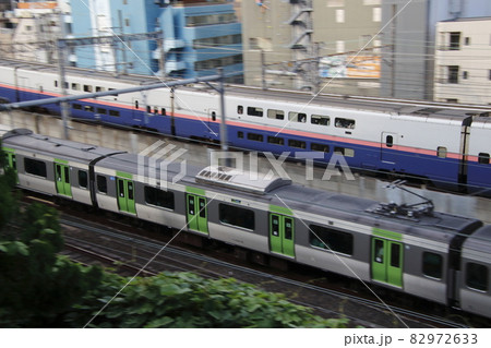 山手線と並走する引退寸前の上越新幹線E4系Max 82972633
