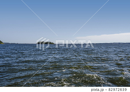 浜名湖遊覧船上、新瀬戸橋付近から望む礫島(つぶてじま) 82972639