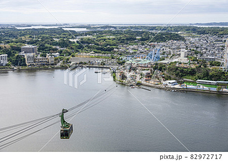 かんざんじロープウェイ大草山展望台から望む遊園地と温泉街 82972717