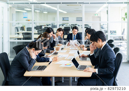 会議で悩むビジネスマン　 82973210