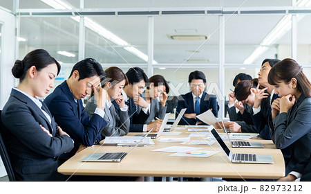 会議で悩むビジネスマン　 82973212