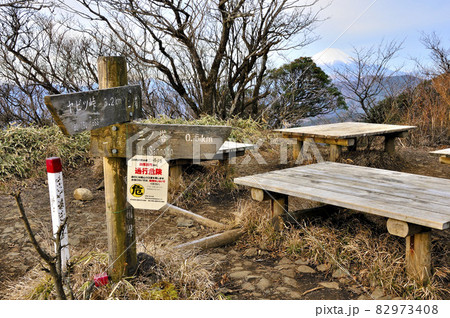 朝の丹沢山地　二ノ塔山頂より富士山を望む 82973408
