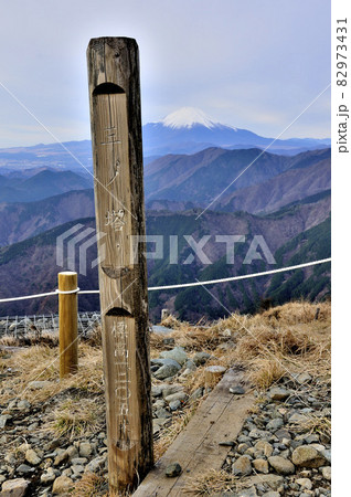 丹沢山地の三ノ塔山頂より望む富士山 丹沢山地の三ノ塔山頂より望む富士山 82973431