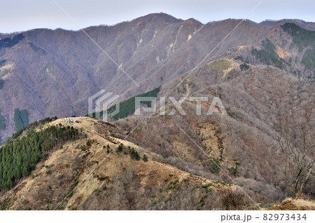丹沢山地の三ノ塔より望む表尾根の山並み 82973434