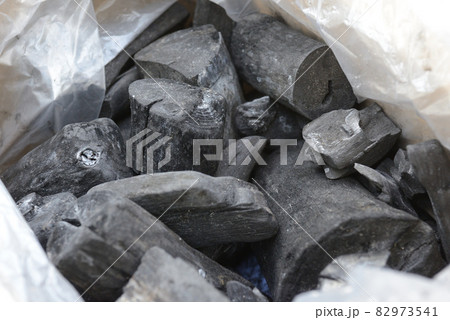 箱詰めされた複数の備長炭 82973541