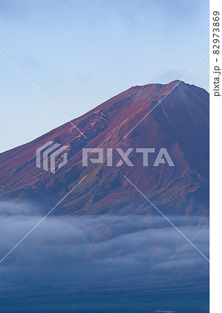 河口湖畔より望む赤富士 河口湖畔より望む赤富士 82973869