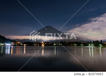 河口湖畔より望む富士山の夜景 河口湖畔より望む富士山の夜景 82974065