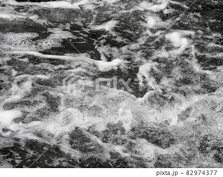 川面の泡・背景素材 82974377