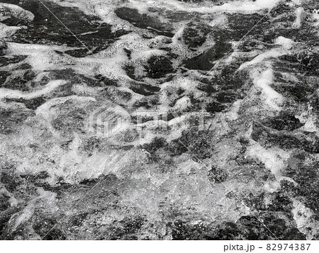 川面の泡・背景素材 82974387