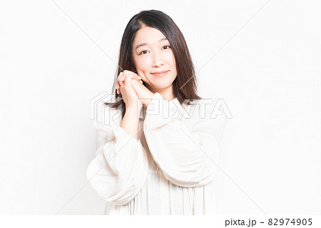 お願いのジェスチャーをする主婦 お願いのジェスチャーをする主婦 82974905