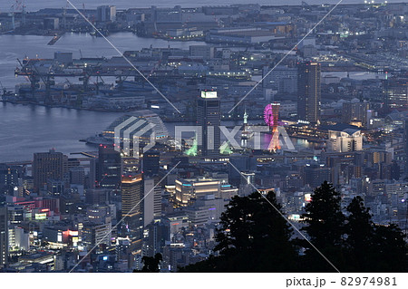 日本三大夜景の一つ「掬星台」から見た神戸ポートタワーや旧居留地の夜景 日本三大夜景の一つ「掬星台」から見た神戸ポートタワーや旧居留地の夜景 82974981