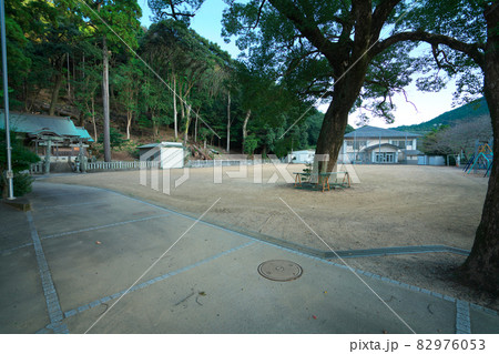【休校】徳島市立飯谷小学校の運動場と体育館と杉尾神社 徳島県徳島市 【休校】徳島市立飯谷小学校の運動場と体育館と杉尾神社 徳島県徳島市 82976053