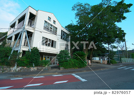 【休校】徳島市立飯谷小学校の校舎と正門 徳島県徳島市 【休校】徳島市立飯谷小学校の校舎と正門 徳島県徳島市 82976057