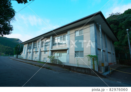 【休校】徳島市立飯谷小学校の体育館と県道212号 徳島県徳島市 【休校】徳島市立飯谷小学校の体育館と県道212号 徳島県徳島市 82976060
