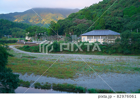【休校】徳島市立飯谷小学校の全景と勝浦川　徳島県徳島市 82976061