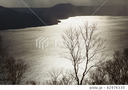 山頂から見た湖 82976330