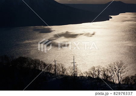山頂から見た湖 山頂から見た湖 82976337