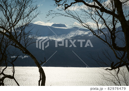 支笏湖と樽前山 82976479