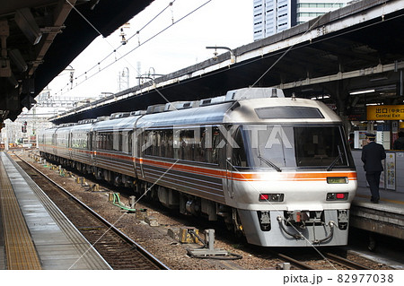 名古屋駅に停車中の特急ひだ（キハ85系：名古屋⇔高山／富山） 82977038