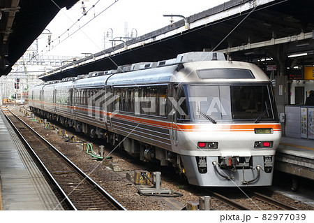 名古屋駅に停車中の特急ひだ（キハ85系：名古屋⇔高山／富山） 82977039